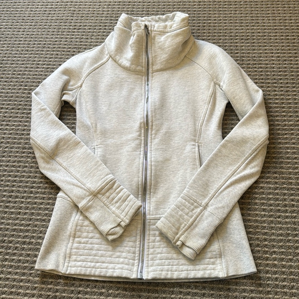 Lululemon. Sweatshirt. Size 4